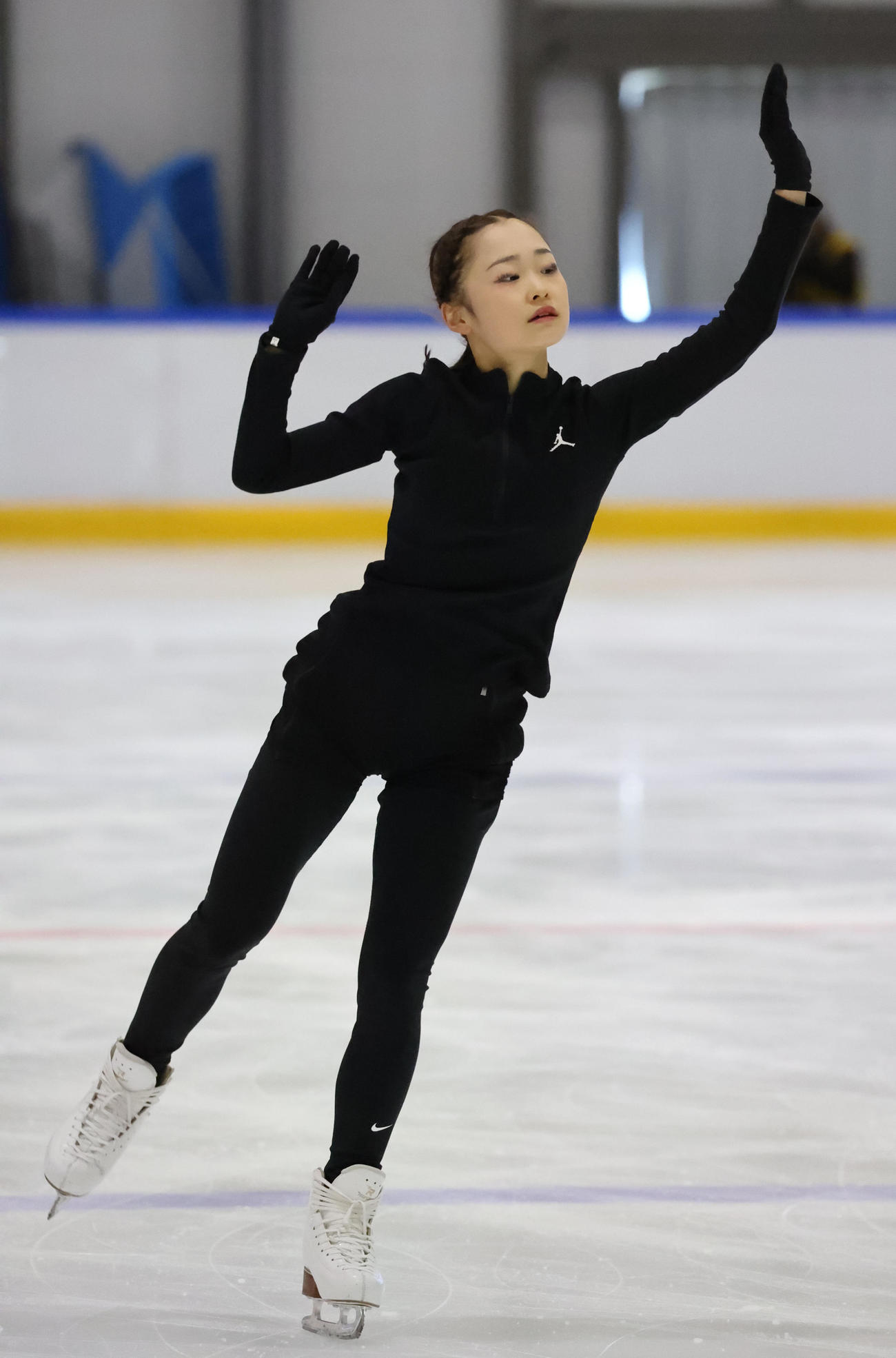 フィギュアスケート全日本ジュニア合宿公開で演技の一部を披露する島田麻央（撮影・西尾就之）
