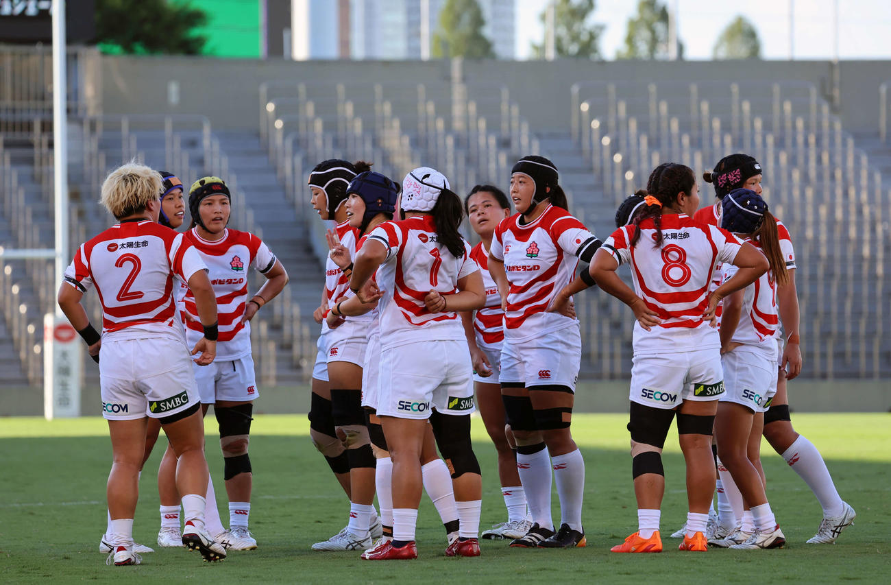 日本対スペイン　前半　相手選手の治療の間に話し合う日本フィフティーン（撮影・山本朝陽）