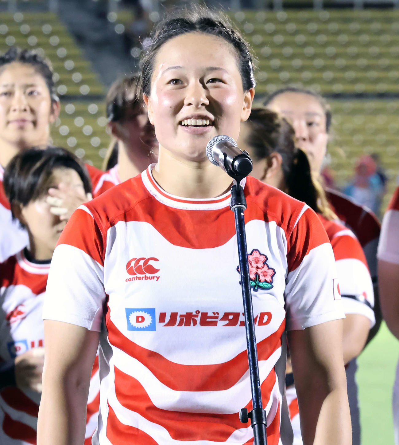日本対スペイン　試合後の壮行会に臨み、ファンに意気込みを語った主将の長田（撮影・山本朝陽）