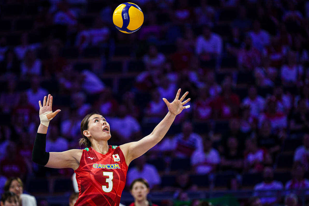 サーブを打つ島村春世（C）FIVB