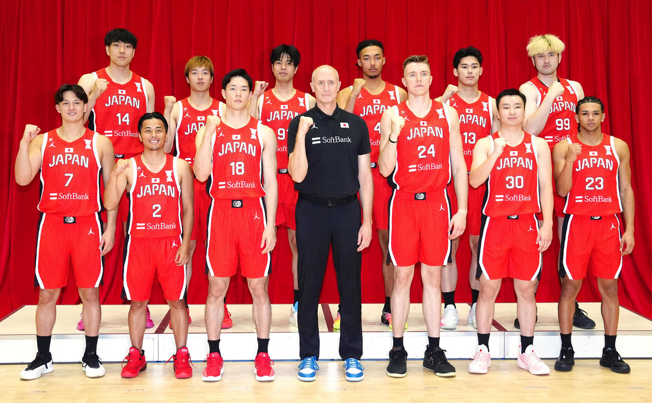 アジア杯に向け、会見に臨み、写真に納まるバスケットボール男子日本代表の選手たち。前列左からテーブス、富樫、馬場、ホーバス・ヘッドコーチ、ホーキンソン、富永、ハーパー、後列左から狩野、西田、吉井、ジェイコブス、金近、川真田（撮影・江口和貴）