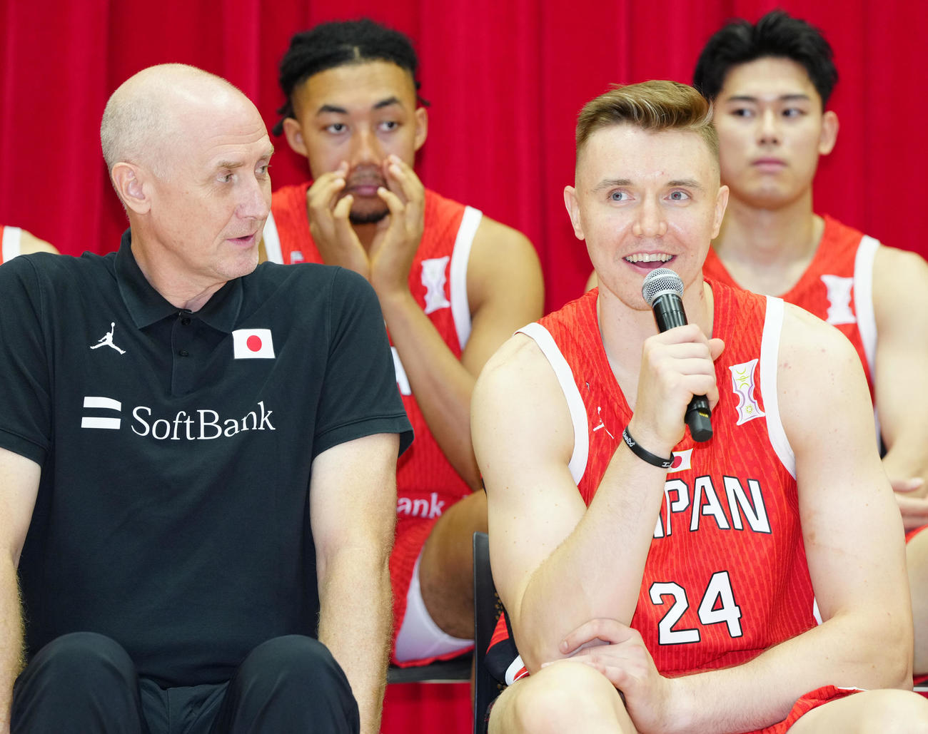 アジア杯に向け、会見に臨むバスケットボール男子日本代表のホーキンソン（右）。左はホーバス・ヘッドコーチ（撮影・江口和貴）