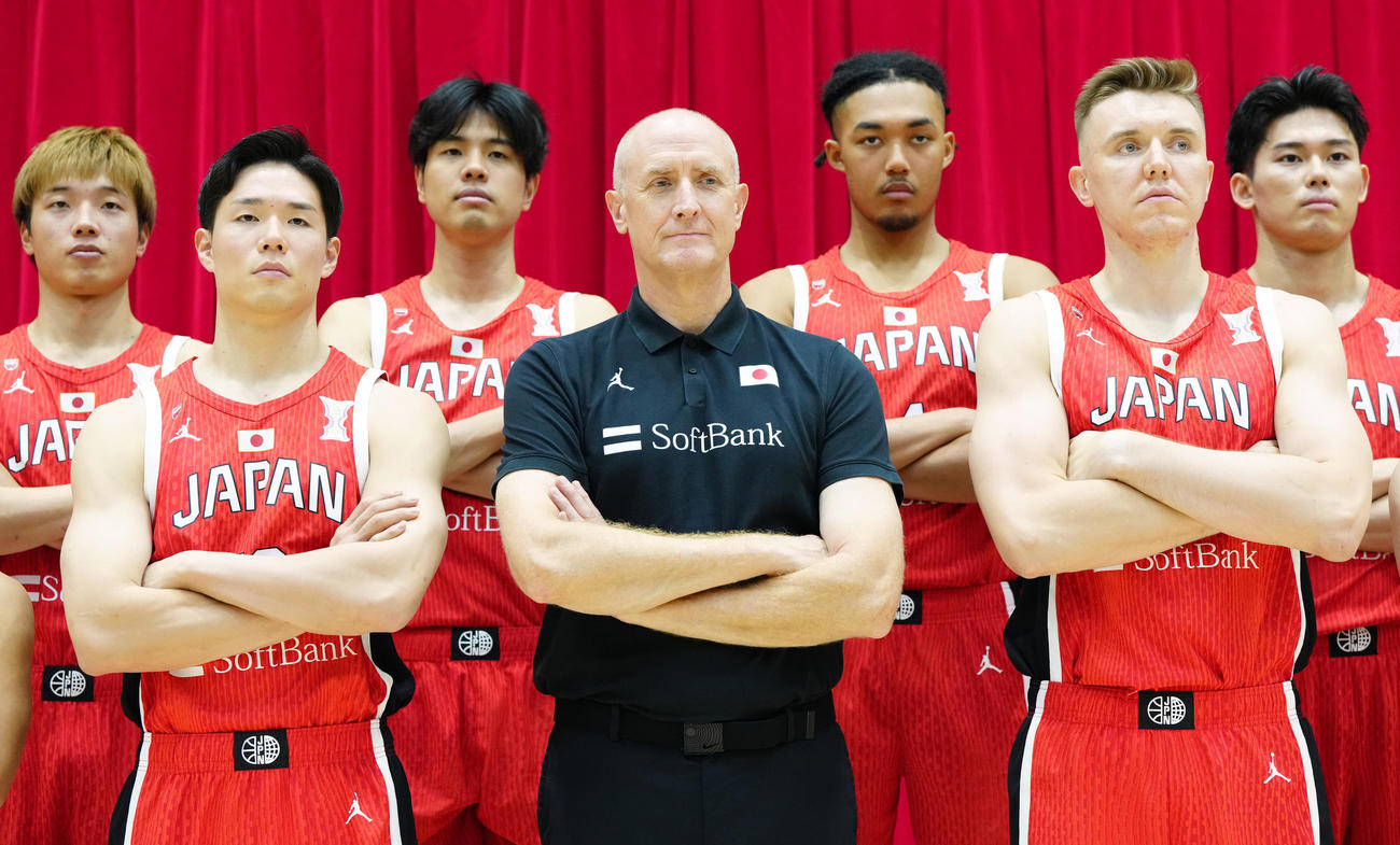 会見に臨み写真に納まるバスケットボール男子日本代表のホーバス・ヘッドコーチ（前列中央）ら。同左は馬場、同右はホーキンソン、後列左から西田、吉井、ジェイコブス、金近（撮影・江口和貴）