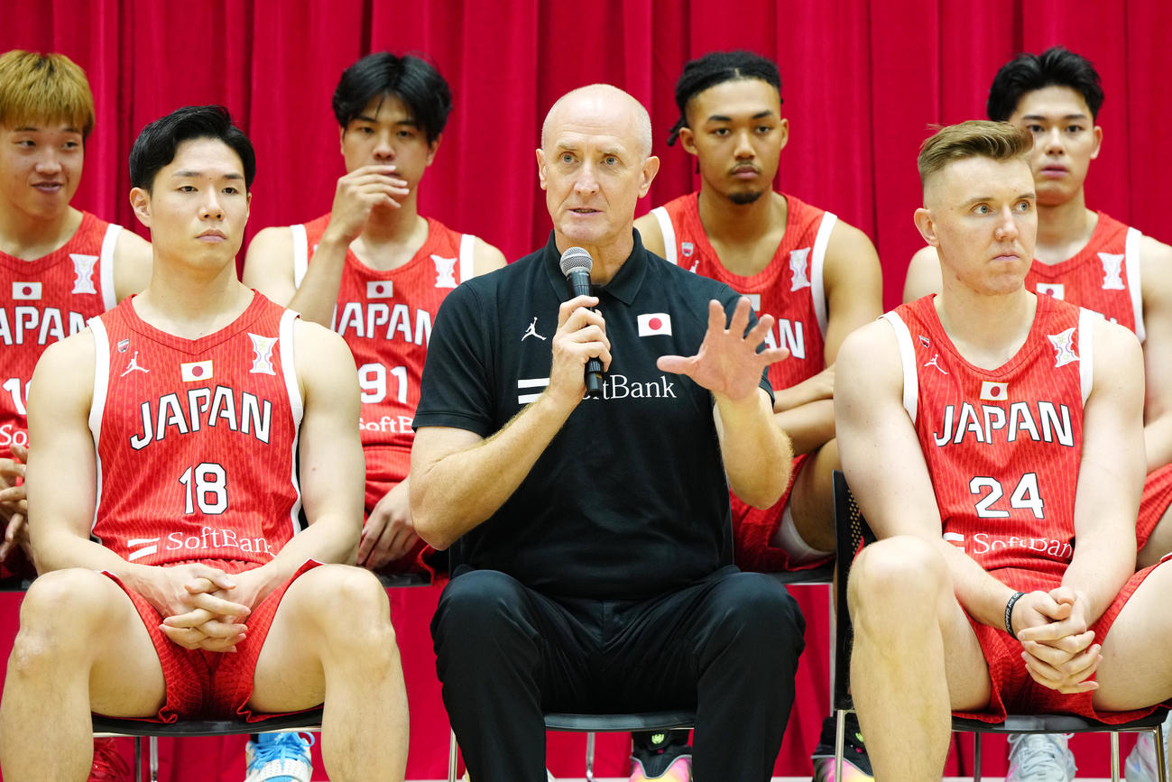 アジア杯に向け、会見に臨むバスケットボール男子日本代表のホーバス・ヘッドコーチ（前列中央）ら。同左は馬場、同右はホーキンソン（撮影・江口和貴）