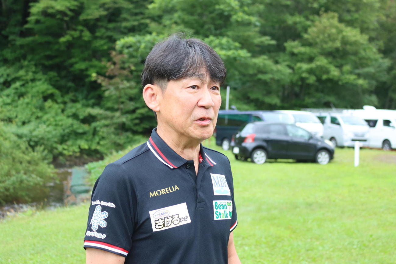 取材に対応する雪印メグミルクの岡部総監督（撮影・保坂果那）