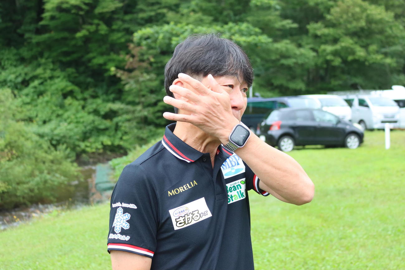 取材対応中に涙を拭う雪印メグミルクの岡部総監督（撮影・保坂果那）