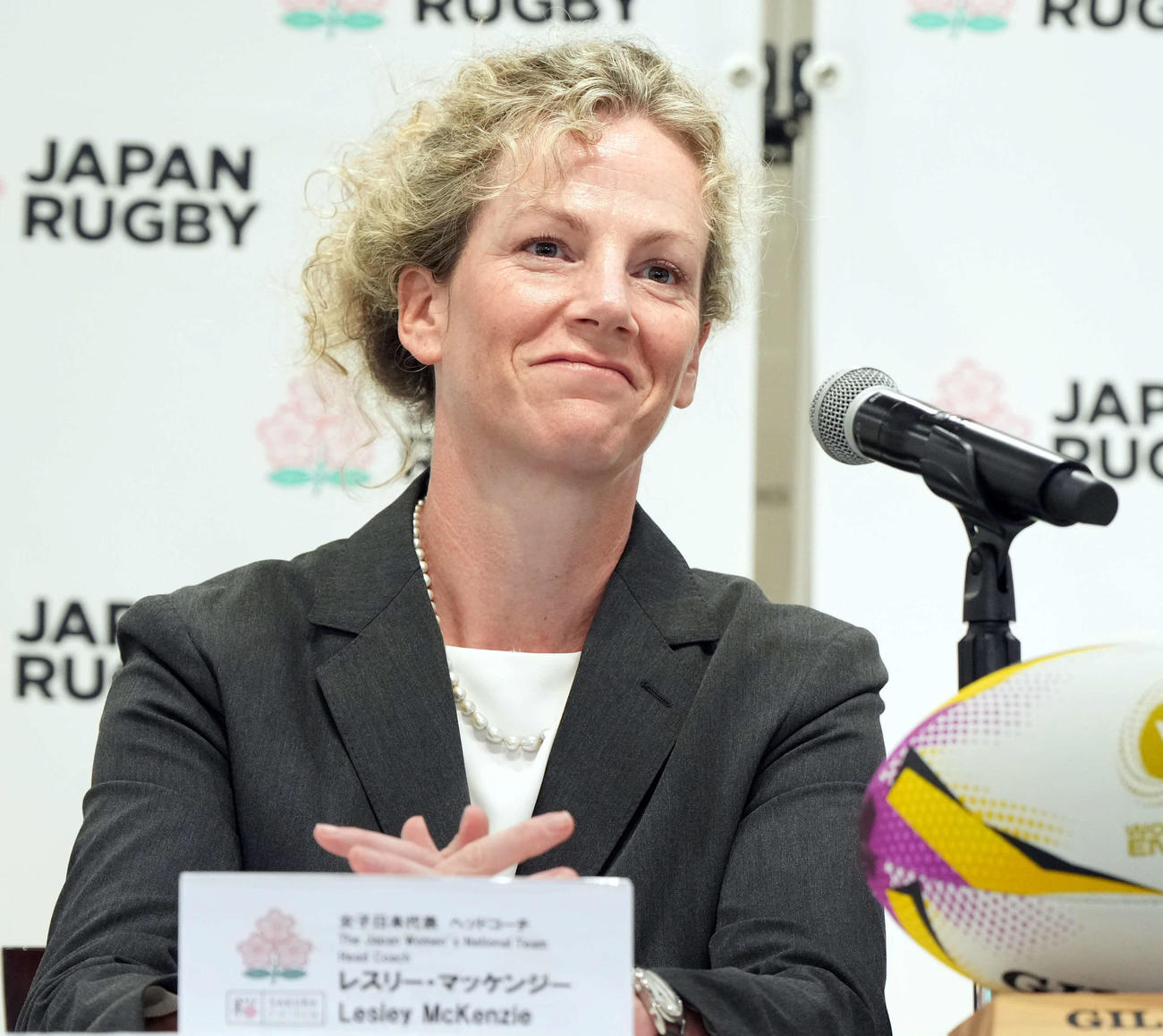 女子ラグビーワールドカップ2025イングランド大会の登録メンバーを発表したマッケンジーHC（撮影・たえ見朱実）