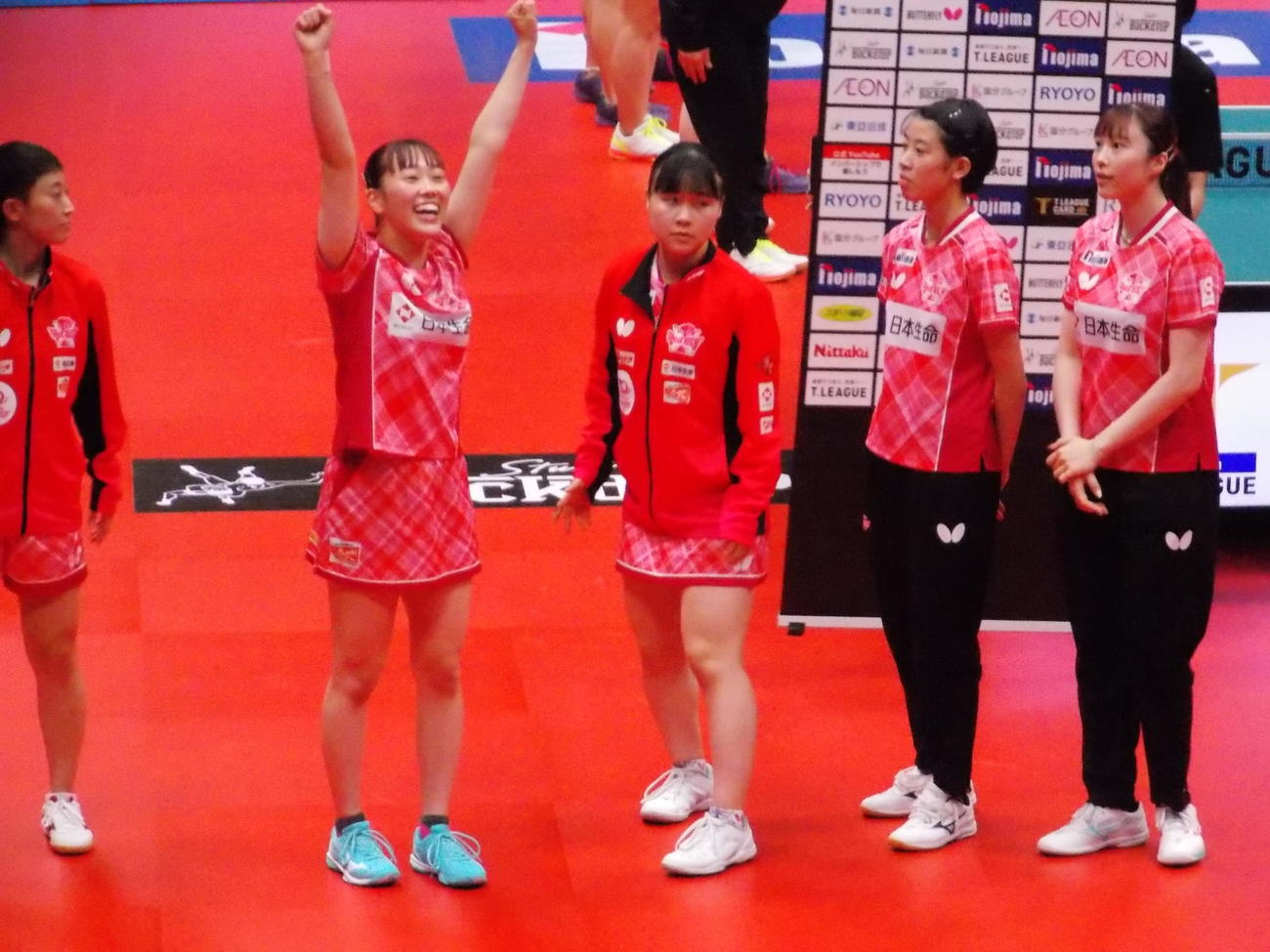 Tリーグ女子開幕戦の第4試合を制して勝利に導き、ガッツポーズする日本生命の赤江夏星（左から2人目）（撮影・松本航）
