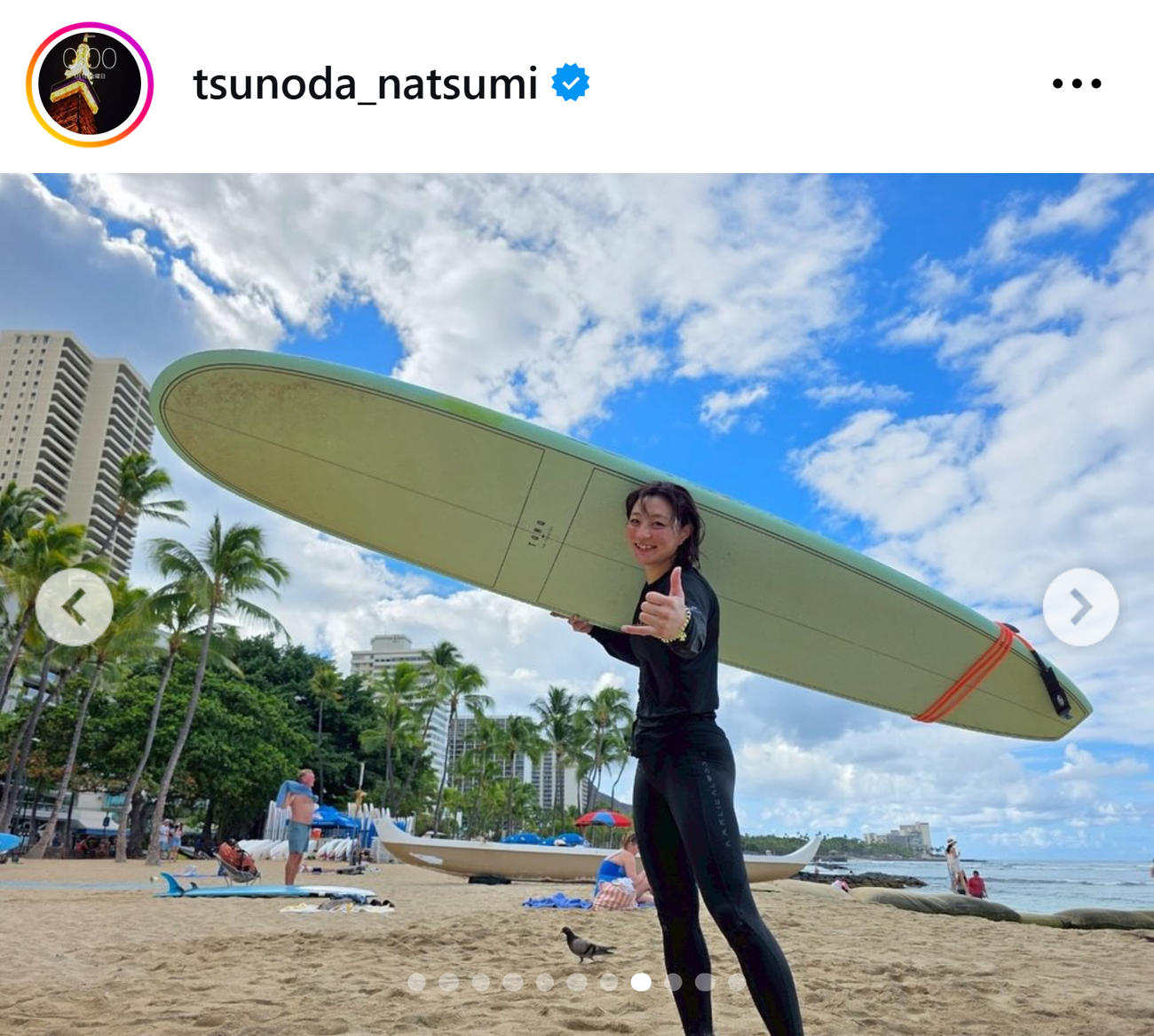 ウェットスーツを着てサーフボードを持つ角田夏実（角田夏実のインスタグラムから）