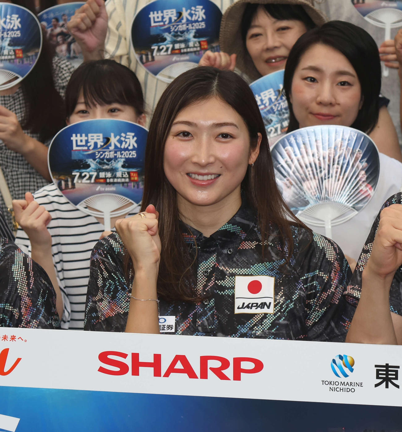 21日、選手壮行会でガッツポーズを見せる池江
