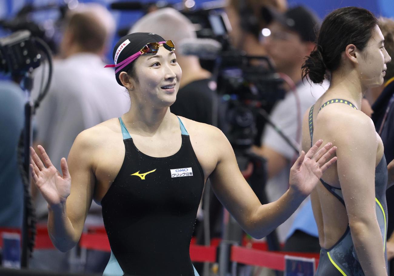 女子100メートルバタフライ予選のレースを終え、笑顔の池江璃花子（左）（共同）