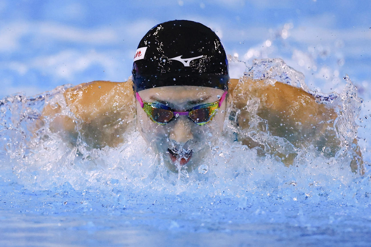 女子100メートルバタフライ予選　力泳する池江璃花子（共同）