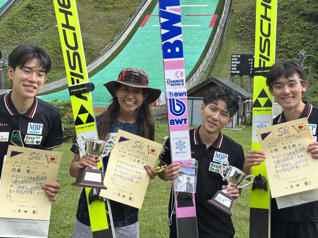 表彰式後に記念撮影する雪印メグミルクのメンバー。（左から）2位佐藤慧、女子優勝の一戸、男子優勝の佐藤幸、3位小林（撮影・保坂果那）