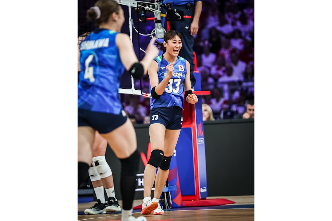 ガッツポーズする秋本美空（C）FIVB