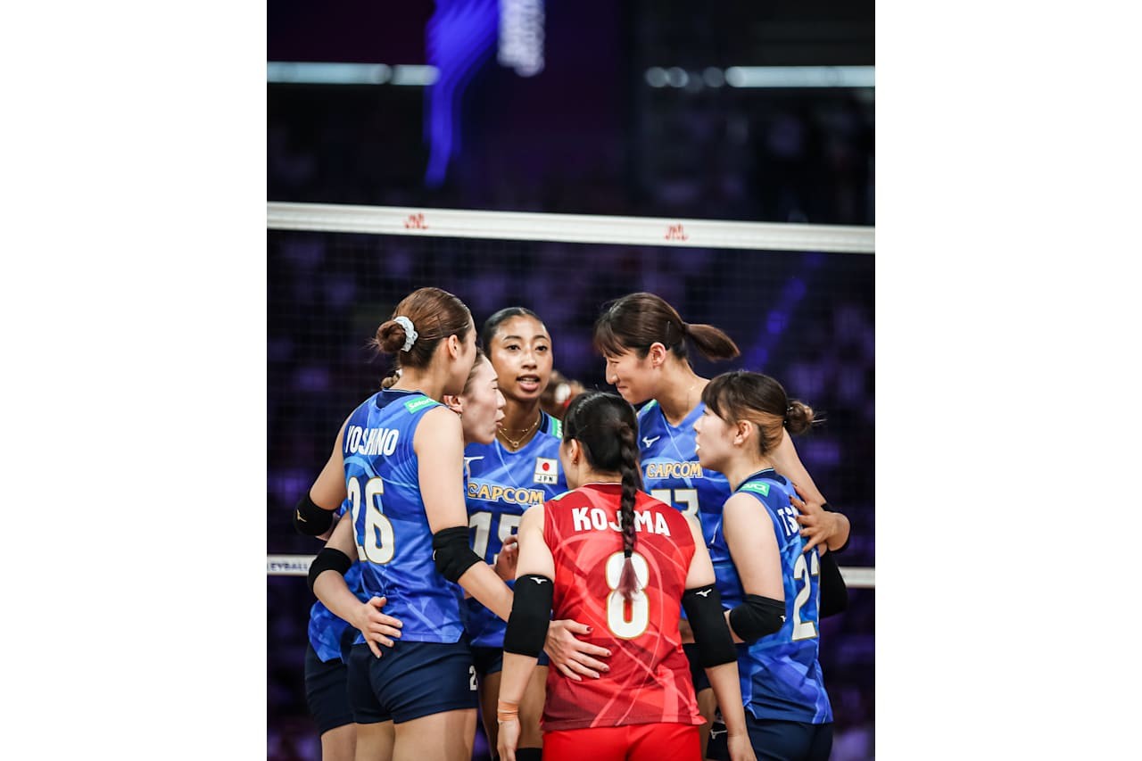 円陣を組む女子日本代表（C）FIVB