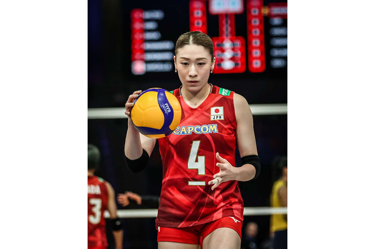 サーブに臨む石川真佑（C）FIVB
