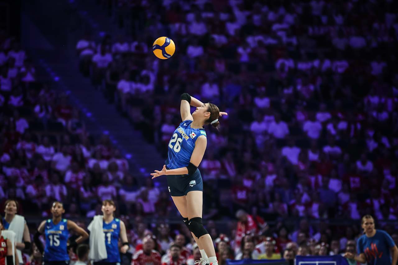 サーブを打つ佐藤淑乃（C）FIVB