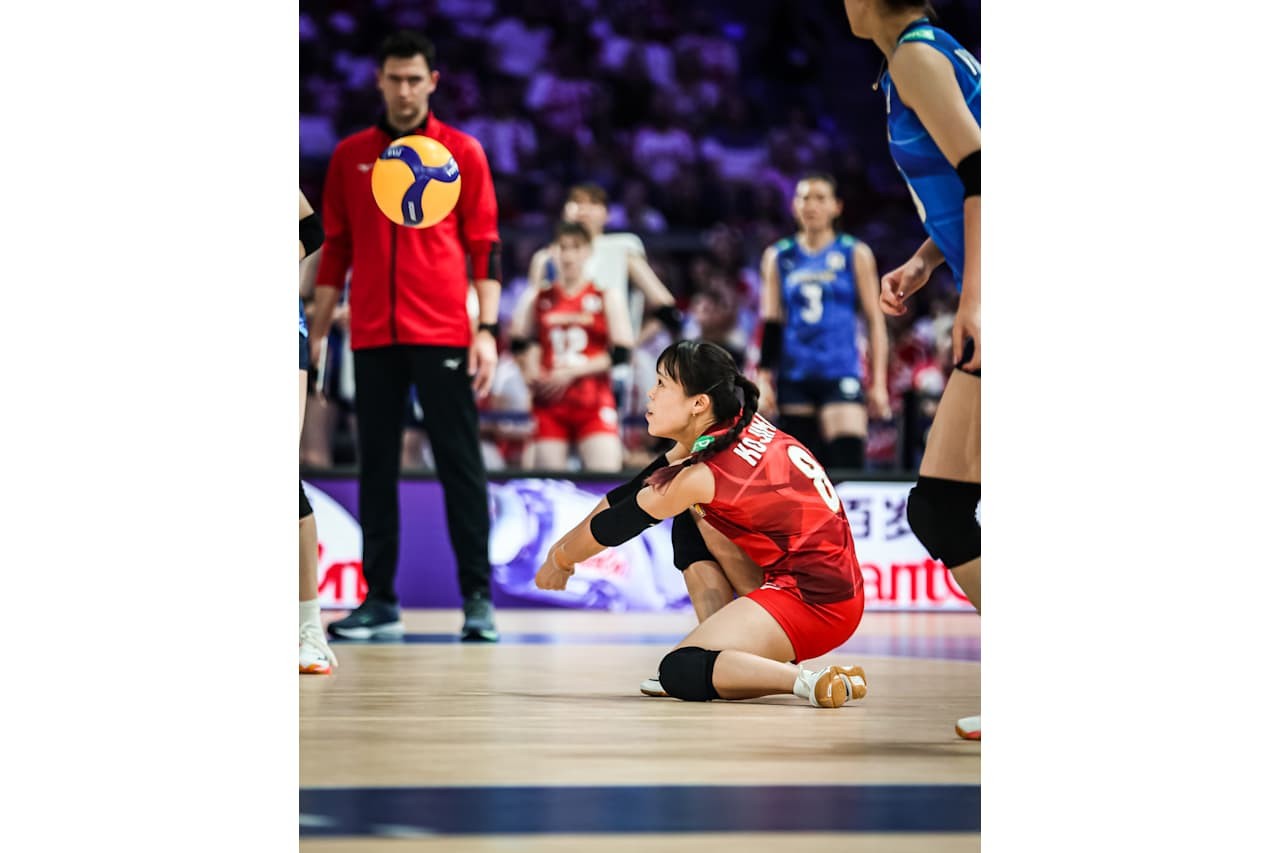 レシーブする小島満菜美（C）FIVB