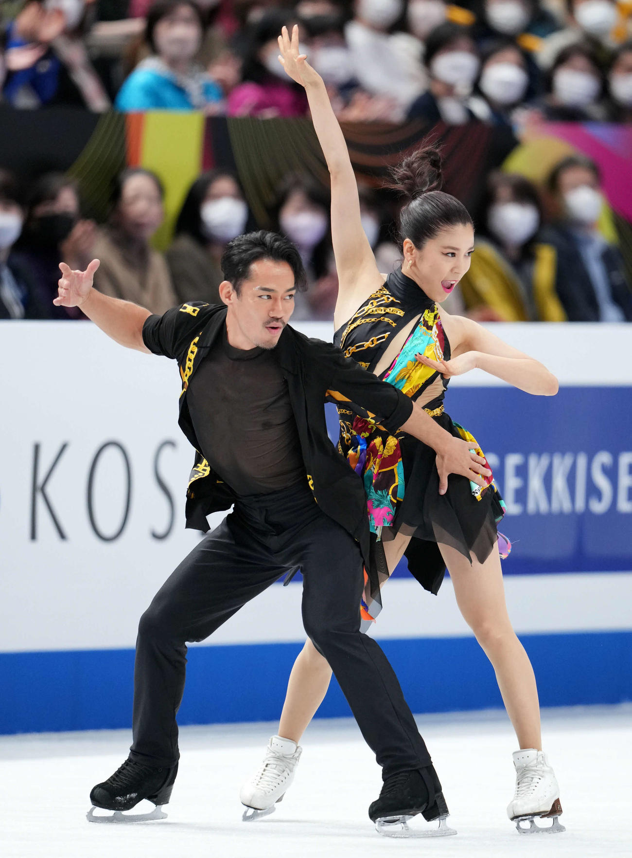 23年3月24日、世界選手権アイスダンスRDで演技する村元（右）高橋組