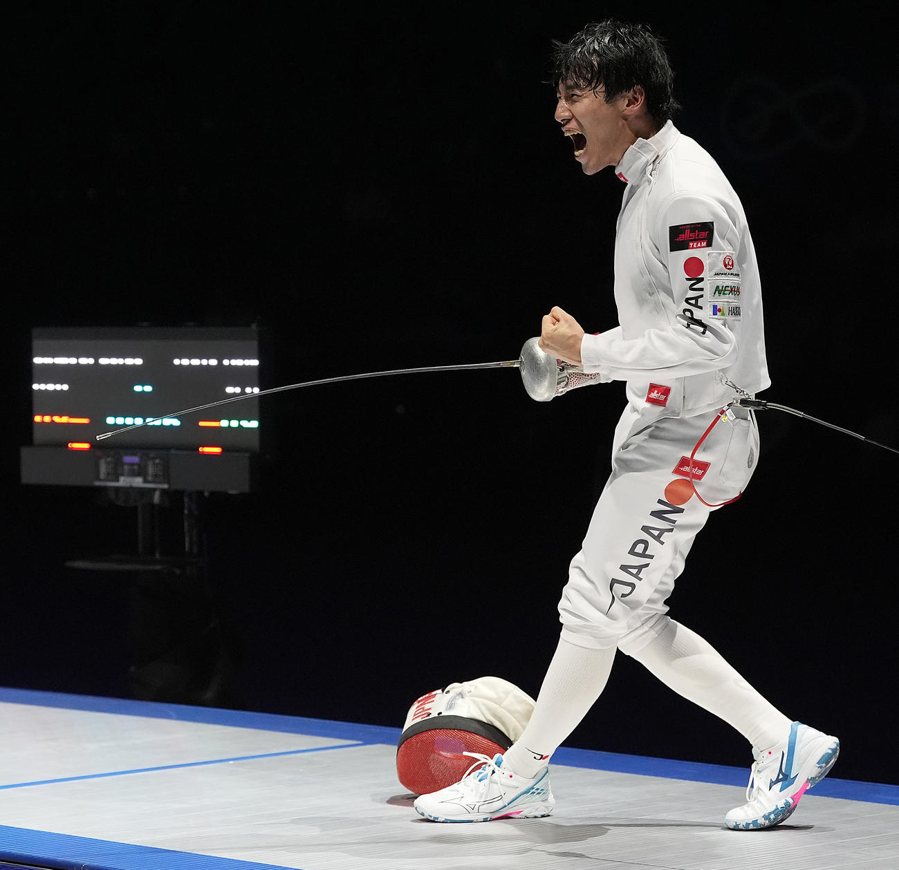 フェンシング世界選手権トビリシ大会の男子エペで優勝した瞬間、ほえてガッツポーズする加納虹輝（C）日本協会