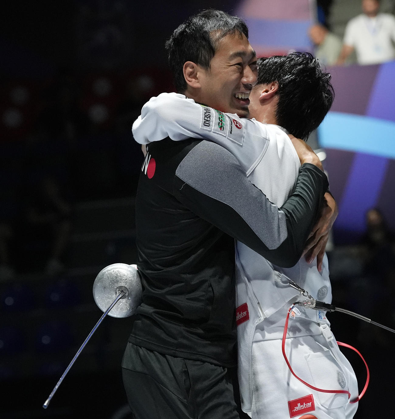 フェンシング世界選手権トビリシ大会の男子エペで優勝し、坂本圭右コーチと抱き合って喜ぶ加納虹輝（C）日本協会