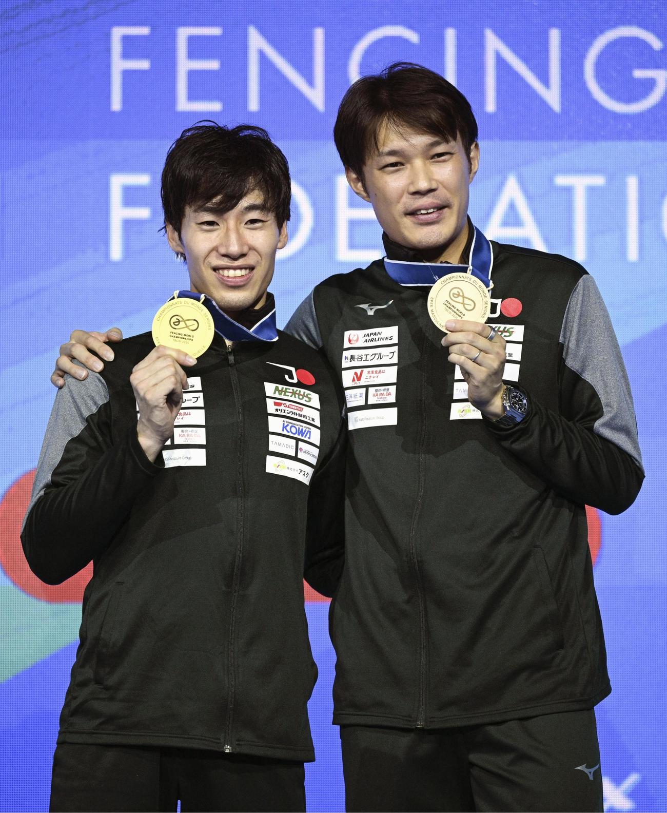 男子エペ個人で優勝した加納虹輝（左）と3位の山田優＝トビリシ（共同）