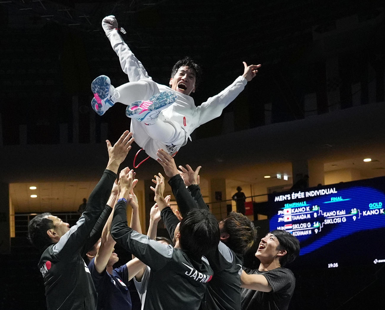 フェンシング世界選手権トビリシ大会の男子エペで優勝し、胴上げされる加納虹輝（C）日本協会