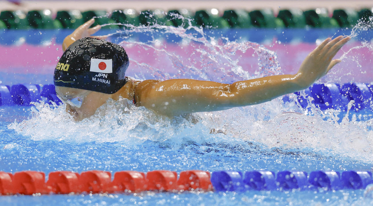 女子100メートルバタフライ決勝　力泳する平井瑞希（共同）