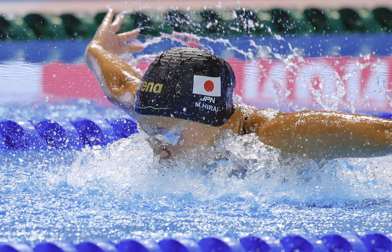 女子100メートルバタフライ決勝　力泳する平井瑞希（共同）