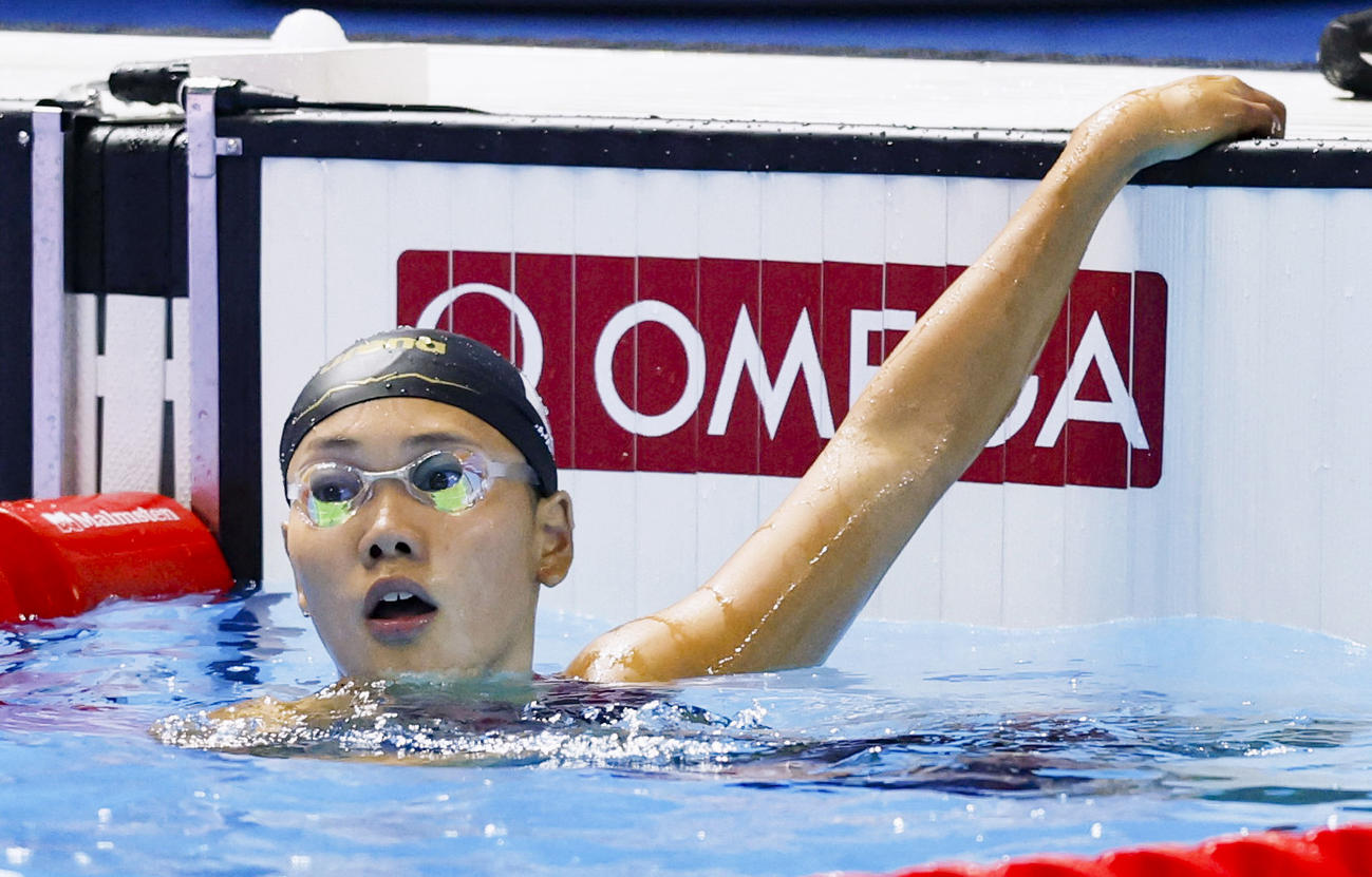 女子100メートルバタフライ決勝でゴールした平井瑞希（共同）