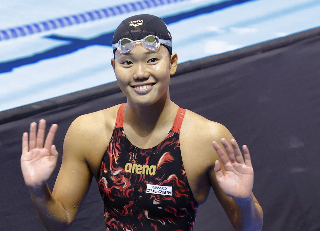女子100メートルバタフライ決勝を終え引き揚げる平井瑞希（共同）
