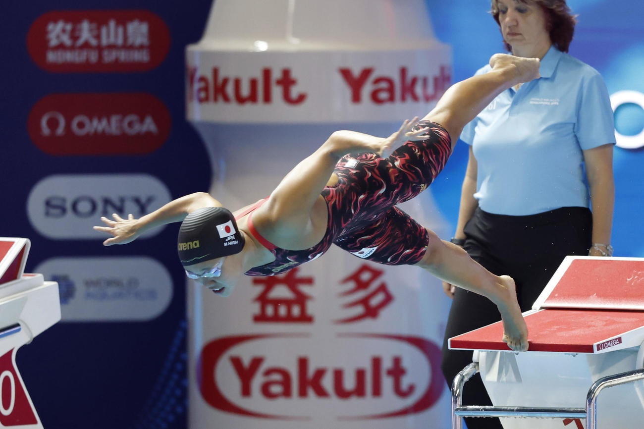 女子100メートルバタフライ決勝　スタートする平井瑞希（共同）
