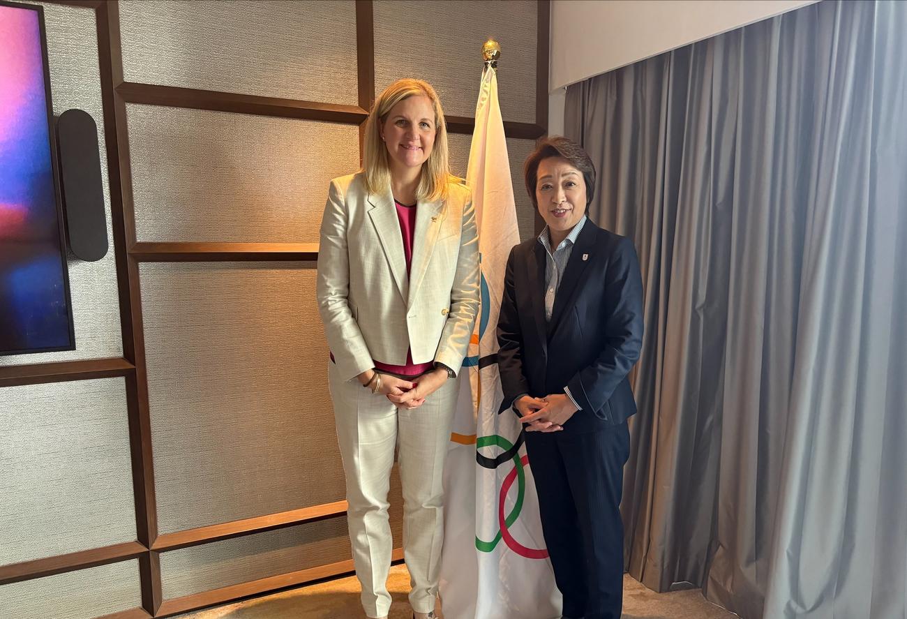 初めて面会したJOC橋本聖子会長（右）とIOCカースティ・コベントリー会長（C）JOC