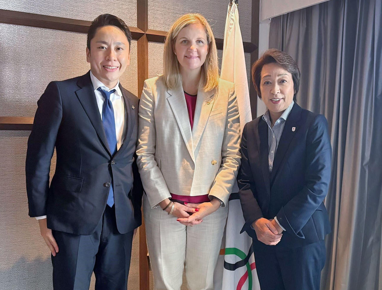 IOCのコベントリー会長（中央）と初会談したJOCの橋本聖子会長（右）。左は太田雄貴専務理事（JOC提供・共同）