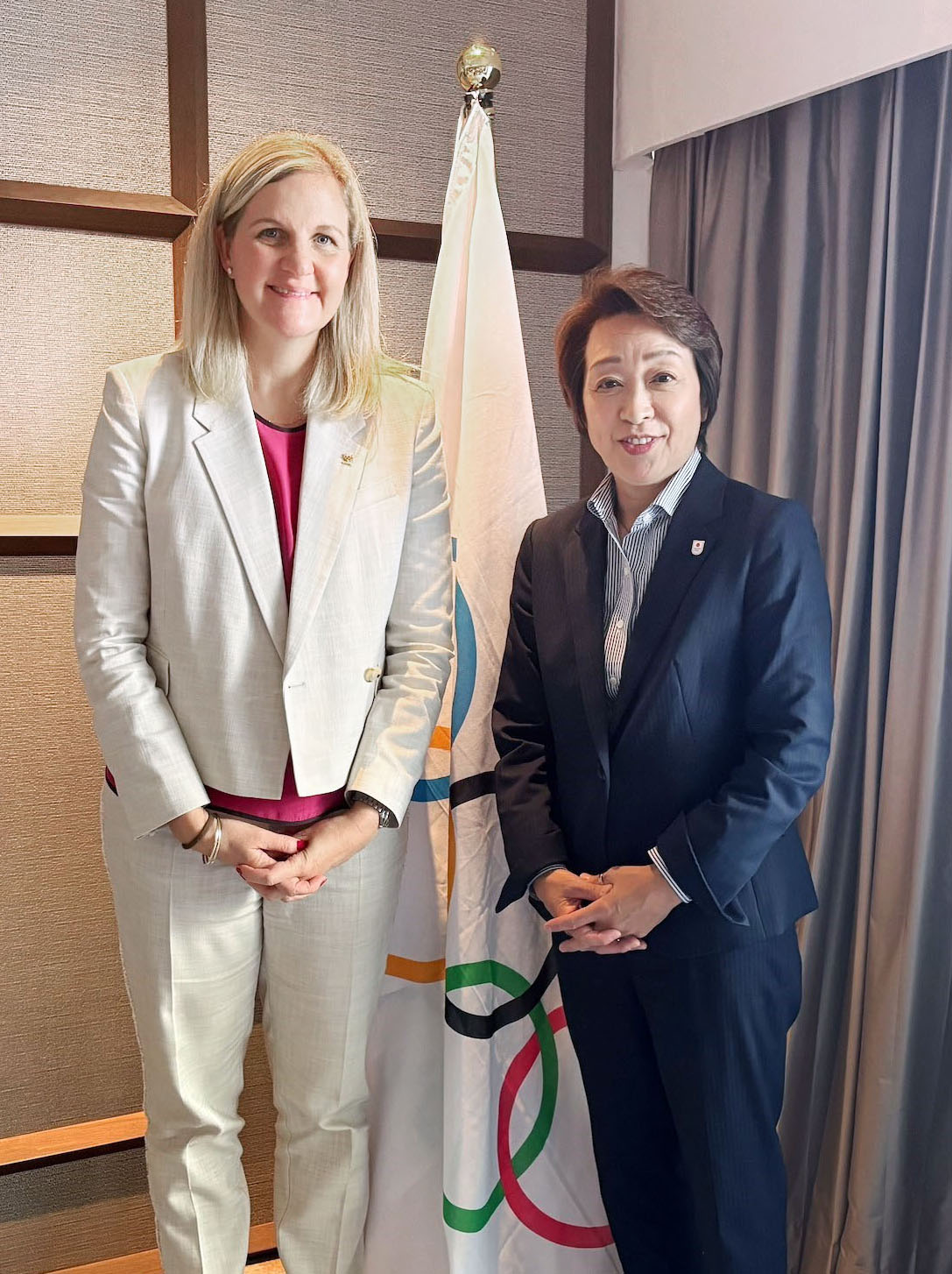 IOCのコベントリー会長（左）と初会談したJOCの橋本聖子会長（JOC提供・共同）