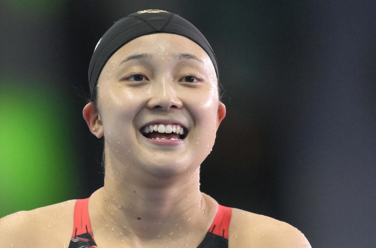 女子200メートル個人メドレー決勝を終え笑顔の成田実生（共同）