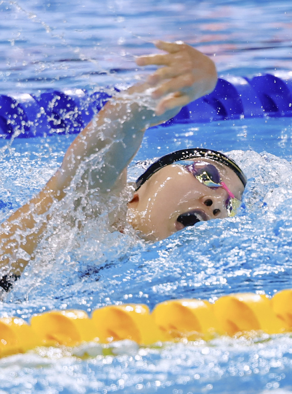 女子200メートル個人メドレー決勝　自由形で力泳する成田実生（共同）