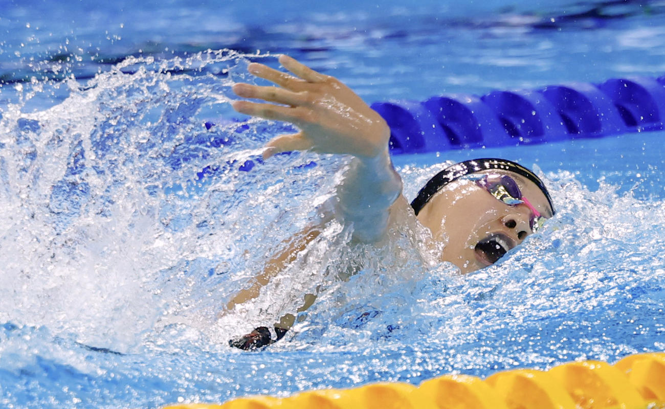 女子200メートル個人メドレー決勝　自由形で力泳する成田実生（共同）