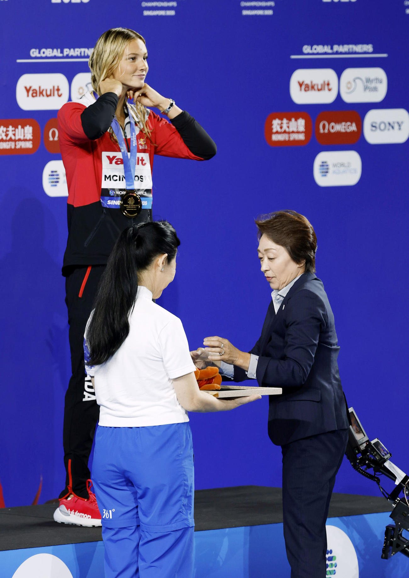 世界選手権競泳女子200メートル個人メドレーの表彰式でプレゼンターを務めるJOCの橋本聖子会長（右）（共同）