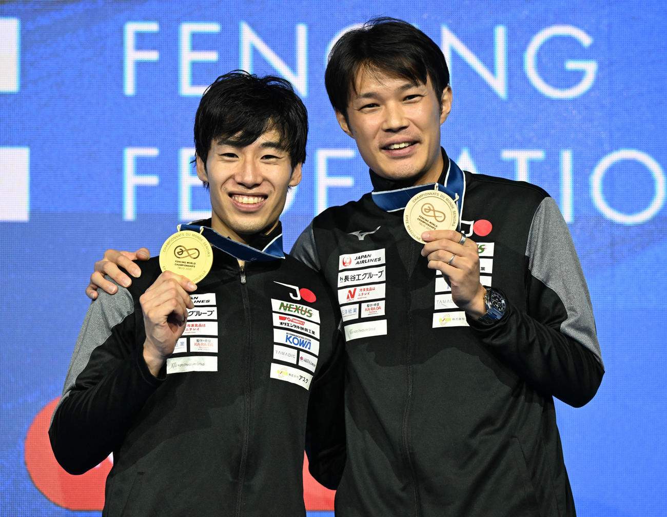 フェンシング世界選手権トビリシ大会の男子エペで金メダルに輝いた加納虹輝（左）と銅の山田優（C）日本協会