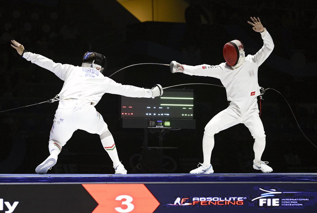 男子エペ個人決勝でゲルゲリー・シクロシ（左）と対戦する加納虹輝＝トビリシ（共同）