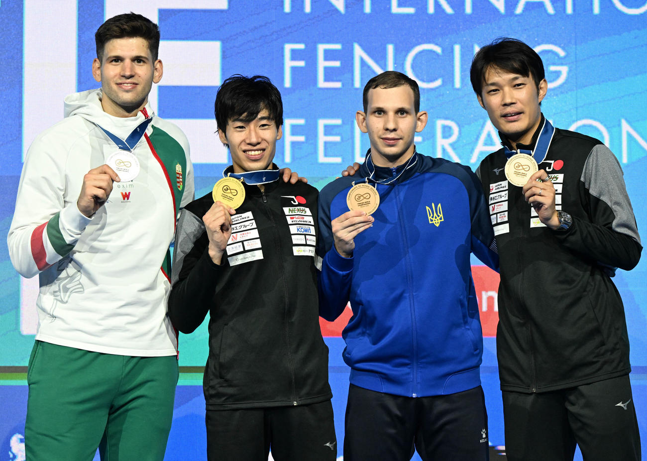 フェンシング世界選手権トビリシ大会、男子エペのメダリスト。左から銀メダルのシクロシ（ハンガリー）金の加納虹輝、銅のコシュマン（ウクライナ）と山田優（C）日本協会
