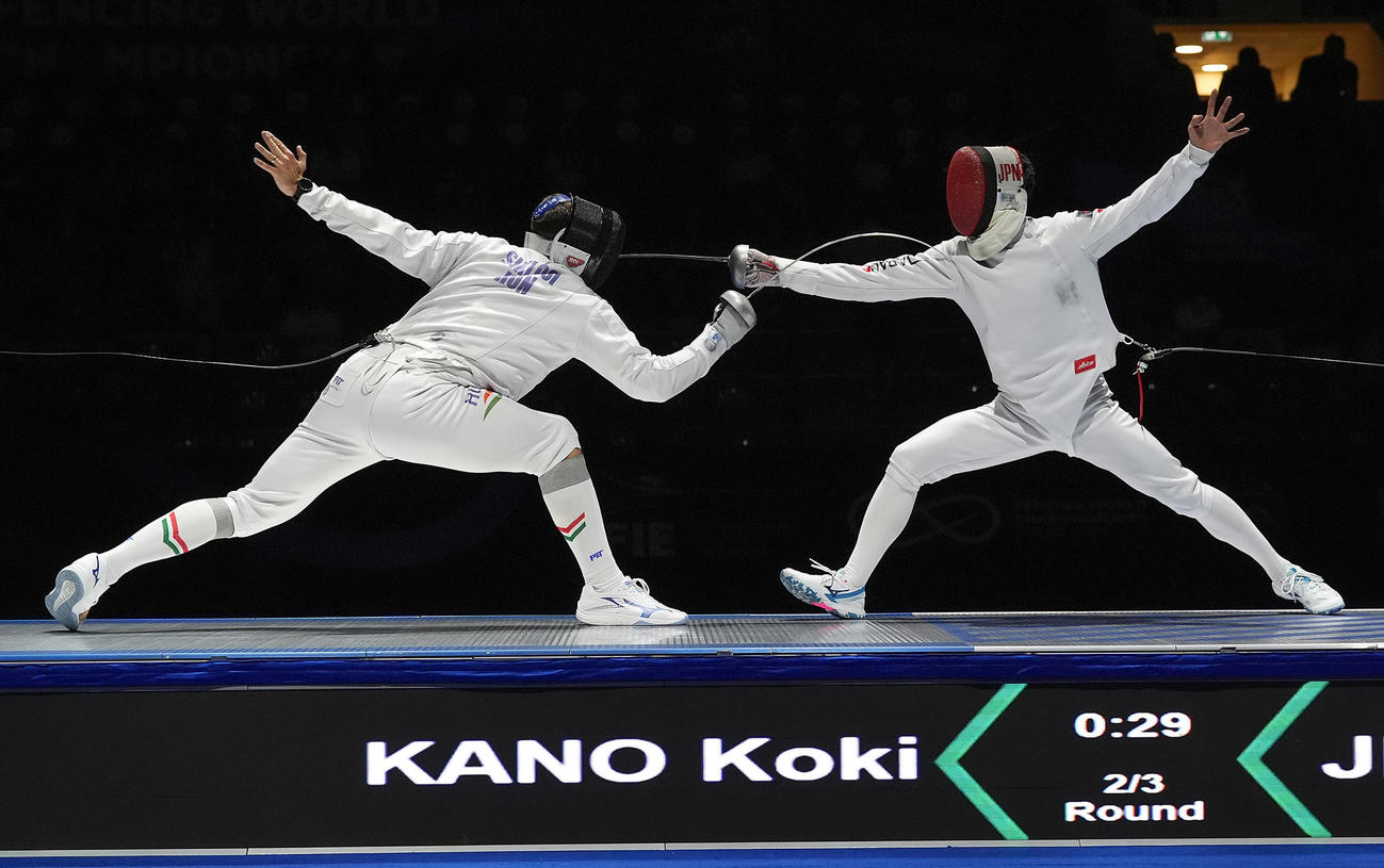 フェンシング世界選手権トビリシ大会の男子エペ決勝でハンガリーのシクロシと延長戦まで死闘を繰り広げた加納虹輝（右）（C）日本協会