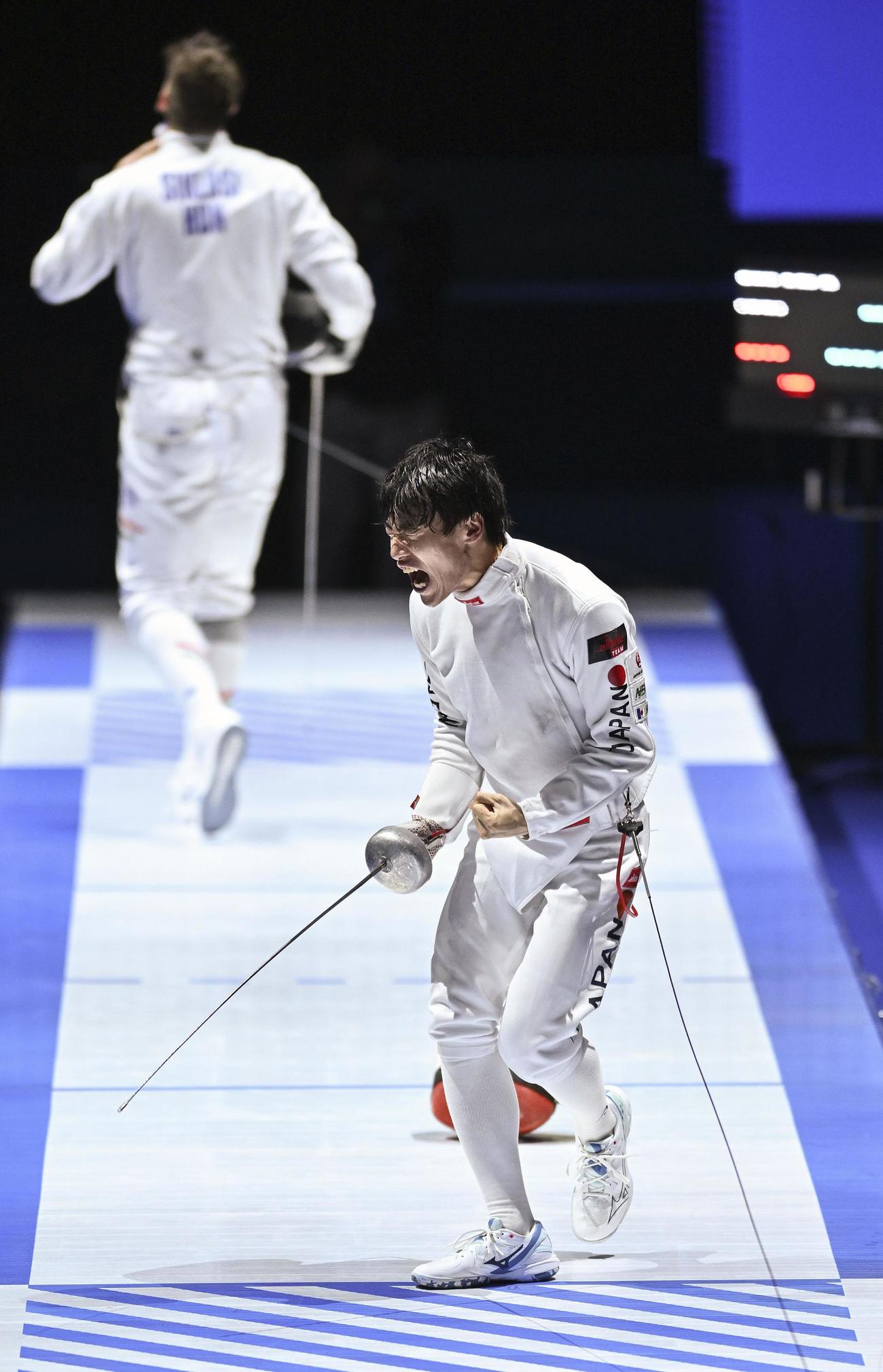 男子エペ個人決勝でゲルゲリー・シクロシ（奥）を破り、優勝した加納虹輝（共同）