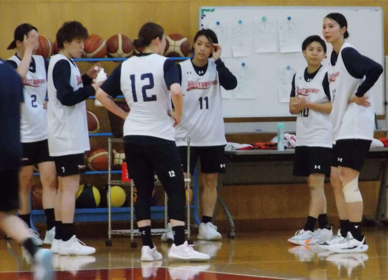 Wリーグの富士通に新加入した前沢澪（右から3人目）ら選手たち（撮影・松本航）
