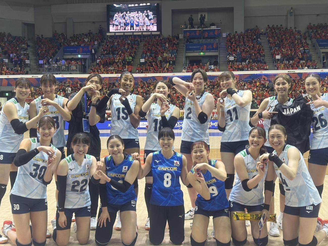 笑顔でポーズを取る女子日本代表（C）JVA