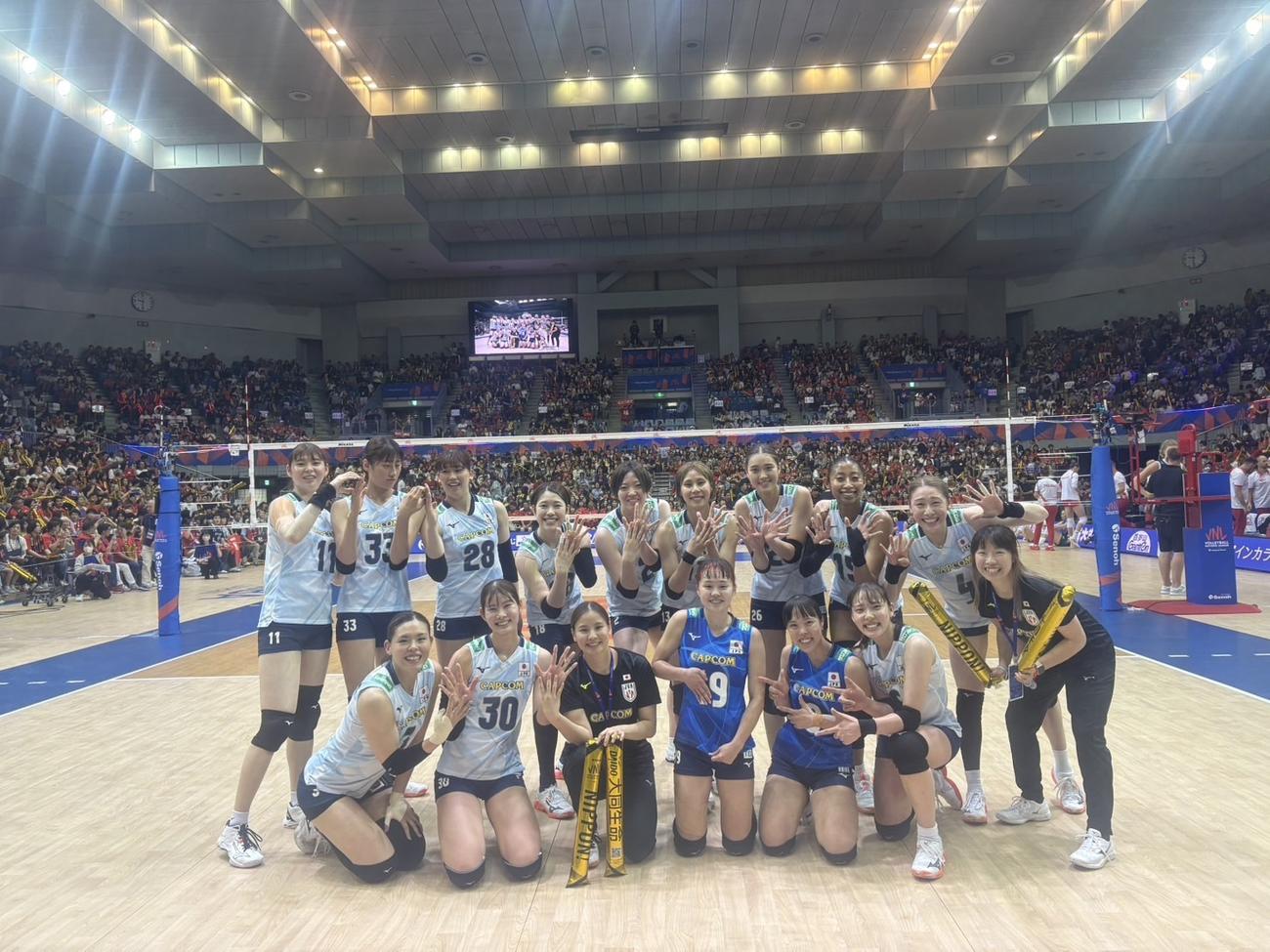 笑顔でポーズを取る女子日本代表（C）JVA