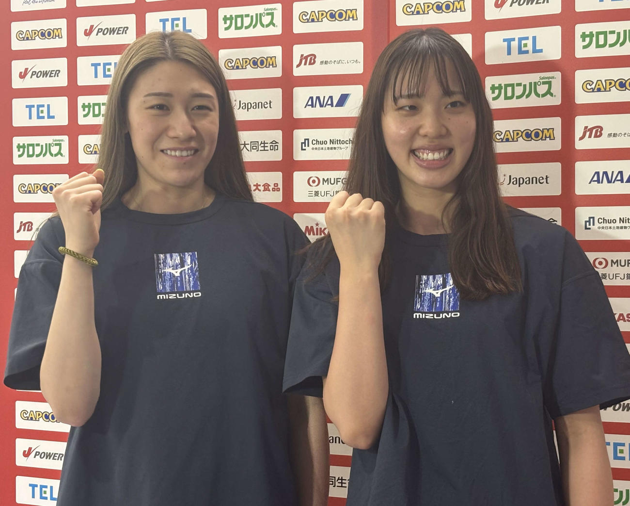 VNLから帰国し、笑顔でポーズを取る（左から）石川と関（撮影・勝部晃多）