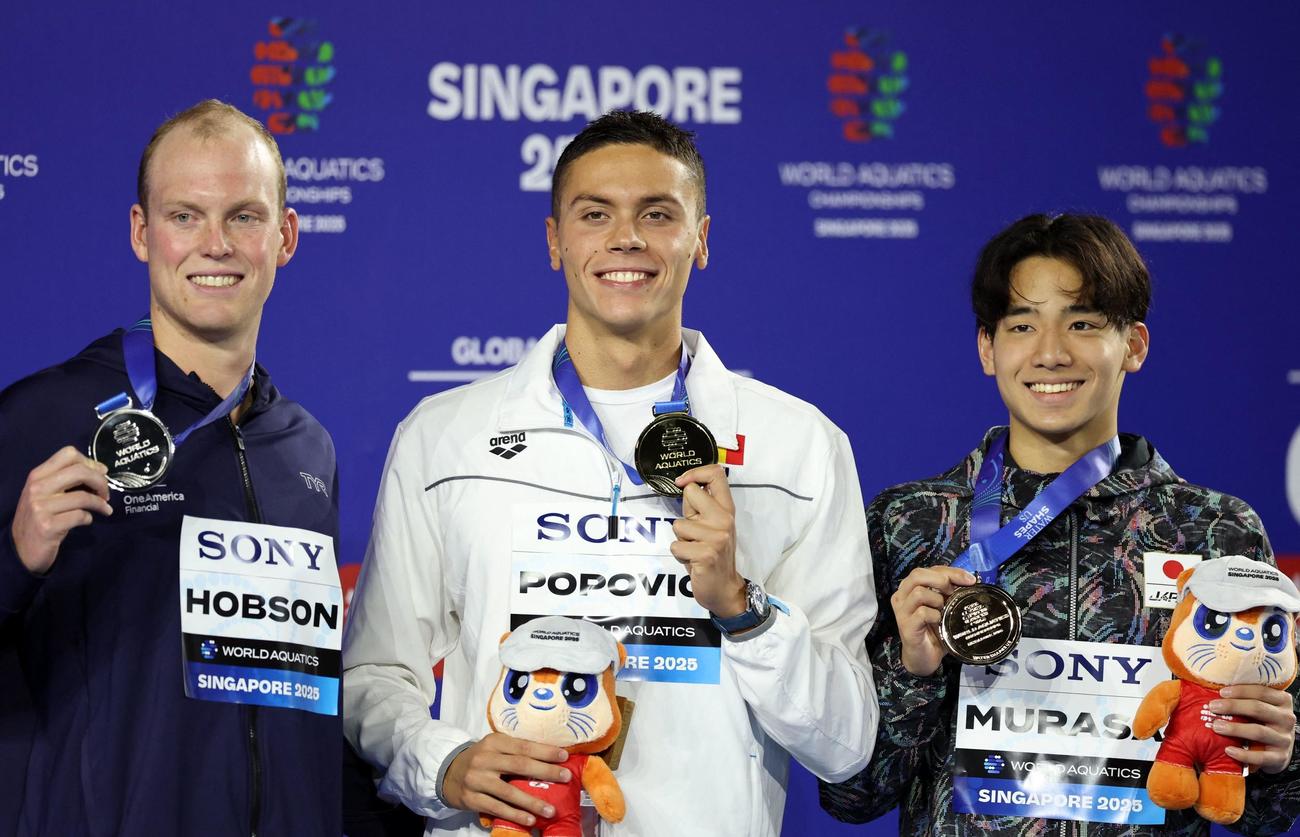 男子200m自由形で銅メダルを獲得した村佐達也（右）（ロイター）