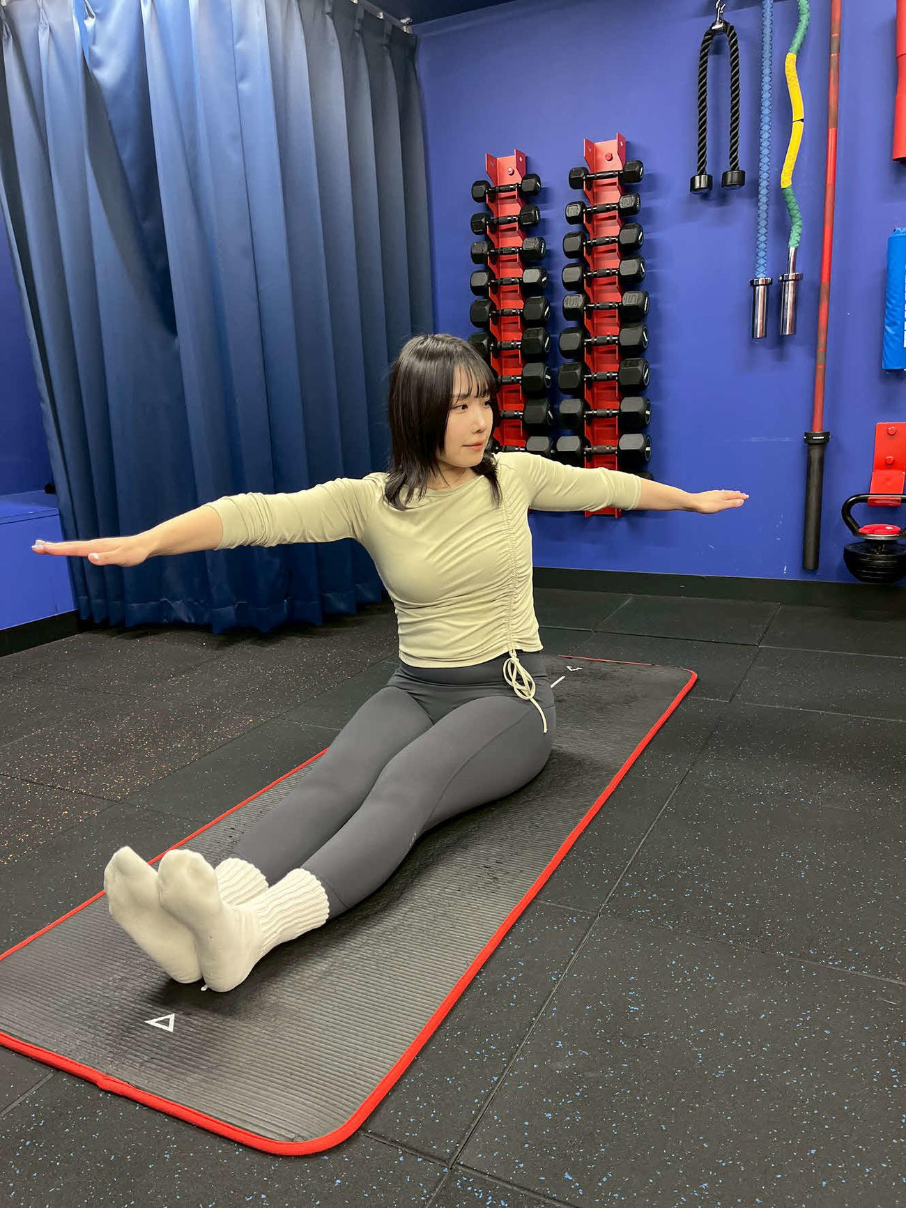 両手を肩の高さに広げ、息を吐きながら上体を右へ
